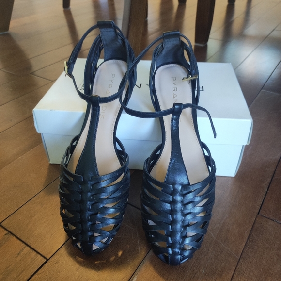 Anthro T Strap Pyramidis Sandal *Black* - Picture 1 of 2